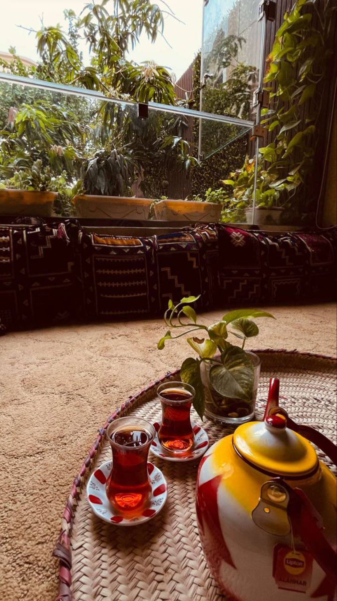 إمسكوا كوب شاي بدل ما تمسكون أياديِ ناس ماتستاهل حتى أوقات فراغنا .