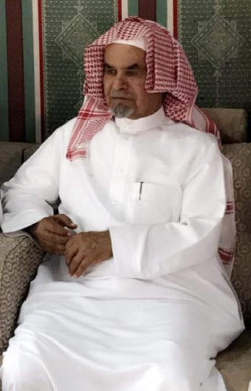 نموذج #يُحتذى في #عَلَقَة بالزلفي
من أشهر أعلام التربية والتعليم
كان مخلصًا، صادقًا، مُربيًا
كنا نهابه خارج المدرسة
ونفر منه فرارنا من الأسد
عندما يتغيب أحدنا
يرسل(خلف الخمشي)
رحمه الله وأسكنه فسيح جناته، لبيت الطالب، ويستأذن أهله
و(يتلّه)بيده
ويأتي به للمدرسة
أ.عبدالله السيف