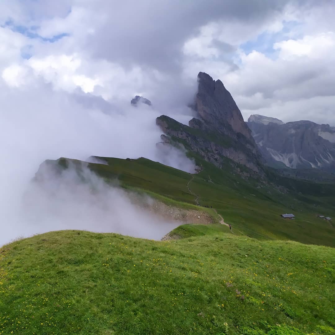 domanidove's tweet photo. In mezzo alla nebbia..... 🏞️🏞️🏞️
Arrivati a Saceda!!!!!
#travelphotography #travelblog #travel #travelblogger #viaggi #viaggiare #instatravel #domanidoveandiamo #montagna #Dolomiti #valGardena #ColRaiser #Saceda #baitasofie https://t.co/hdbwQJb6JI