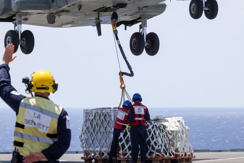 smrmoorhouse's tweet photo. 1/ Today is the first time in living memory a UK Strike Group has vertically replenished 25 tonnes of fresh provisions &amp; essential stores (including F-35B spares &amp; 2 tonnes of mail) from a Royal Fleet Auxiliary vessel to multiple Royal Navy &amp; partner ships. #CSG21 #GlobalNavy https://t.co/slMPFDRC1Y