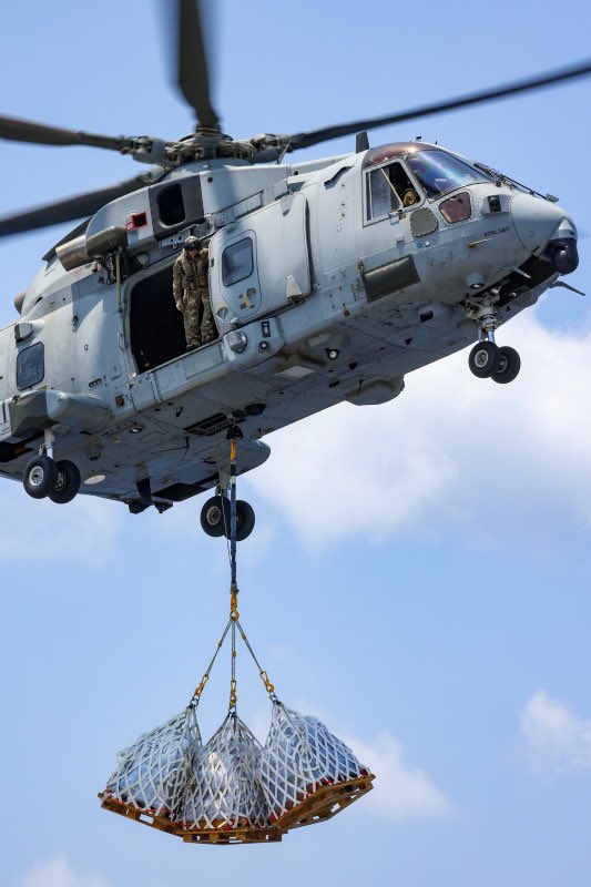 smrmoorhouse's tweet photo. 1/ Today is the first time in living memory a UK Strike Group has vertically replenished 25 tonnes of fresh provisions &amp; essential stores (including F-35B spares &amp; 2 tonnes of mail) from a Royal Fleet Auxiliary vessel to multiple Royal Navy &amp; partner ships. #CSG21 #GlobalNavy https://t.co/slMPFDRC1Y