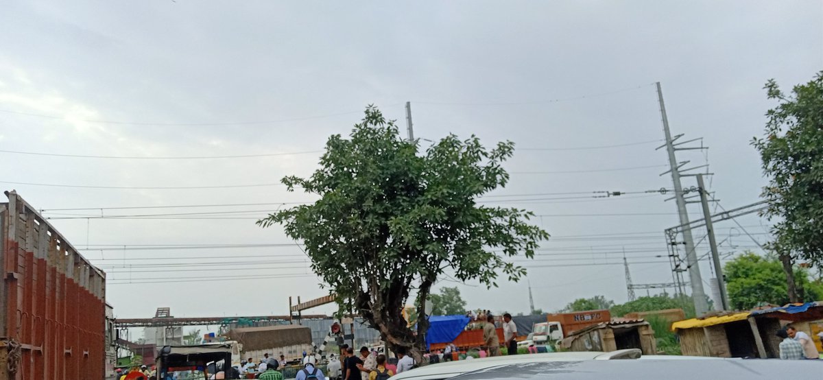 pushkarmangal's tweet photo. #Flyover Required because any patients in emergency can not reach hospital on time and it is surely reach to god soon. Near Sugar Mill heavy ups and down of train waiting period is minimum 90 minutes https://t.co/ecCronl2cX