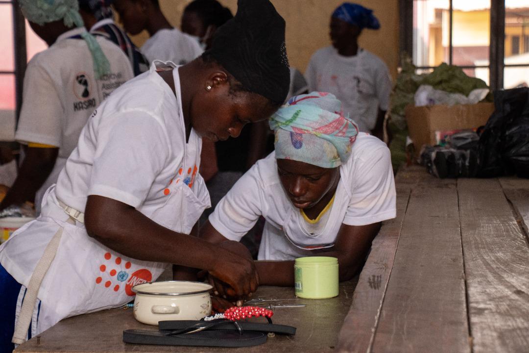 UNFPAGhana's tweet photo. The development of skills for women can contribute to enhancing employability and labour productivity. 

Through initiatives like the Kayayei Assistance Project (#KASPRO), we work to bridge gender gaps in labour.

#LeaveNoOneBehind 
#ForTheGoodofGhana🇬🇭 https://t.co/sSjqGI8l9k
