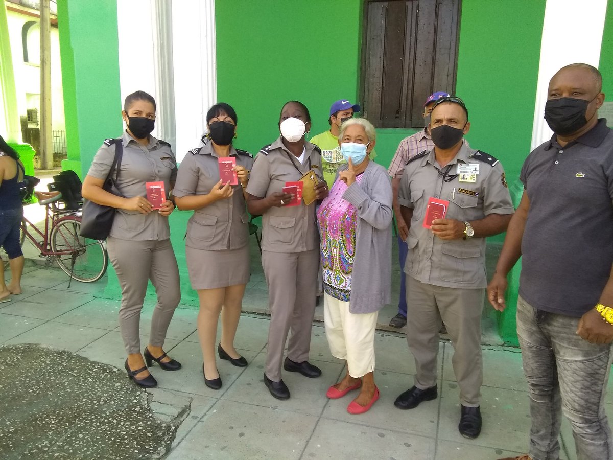 Idelmis20's tweet photo. En Camagüey acto de entrega de los carnets del PCC a nuevos ingresos a las filas de la organización. Seguimos sumando gente dispuesta para seguir poniéndole a #Cuba todo el corazón! #AduanadeCuba https://t.co/xsFadbP9Nz