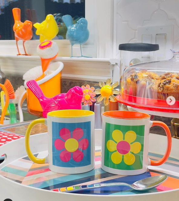 Therealeveplumb's tweet photo. Wow! Look how great our PlumbGoods Daisy Collection look in this collection! Thanks, @candace_nelms !

https://t.co/1fXSMluBaB

#plumbgoods #eveplumb #daisy #HGTV #bradybunch #janbrady #onlineshopping #coffee #design #funproducts #rainbow https://t.co/QLusnoCHjQ