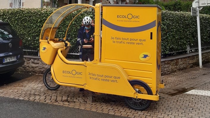 LPNews_PDL's tweet photo. Vous risquez de le remarquer👀  
Depuis ce matin, un 2ème vélo cargo circule dans les rues de #LaBaule et permet au facteur de livrer les colis sans impacter l'environnement🌍
➡️Ces nouveaux véhicules zéro émission confirment l'engagement de La Poste dans la transition écologique https://t.co/lE4X4ZV4Jw