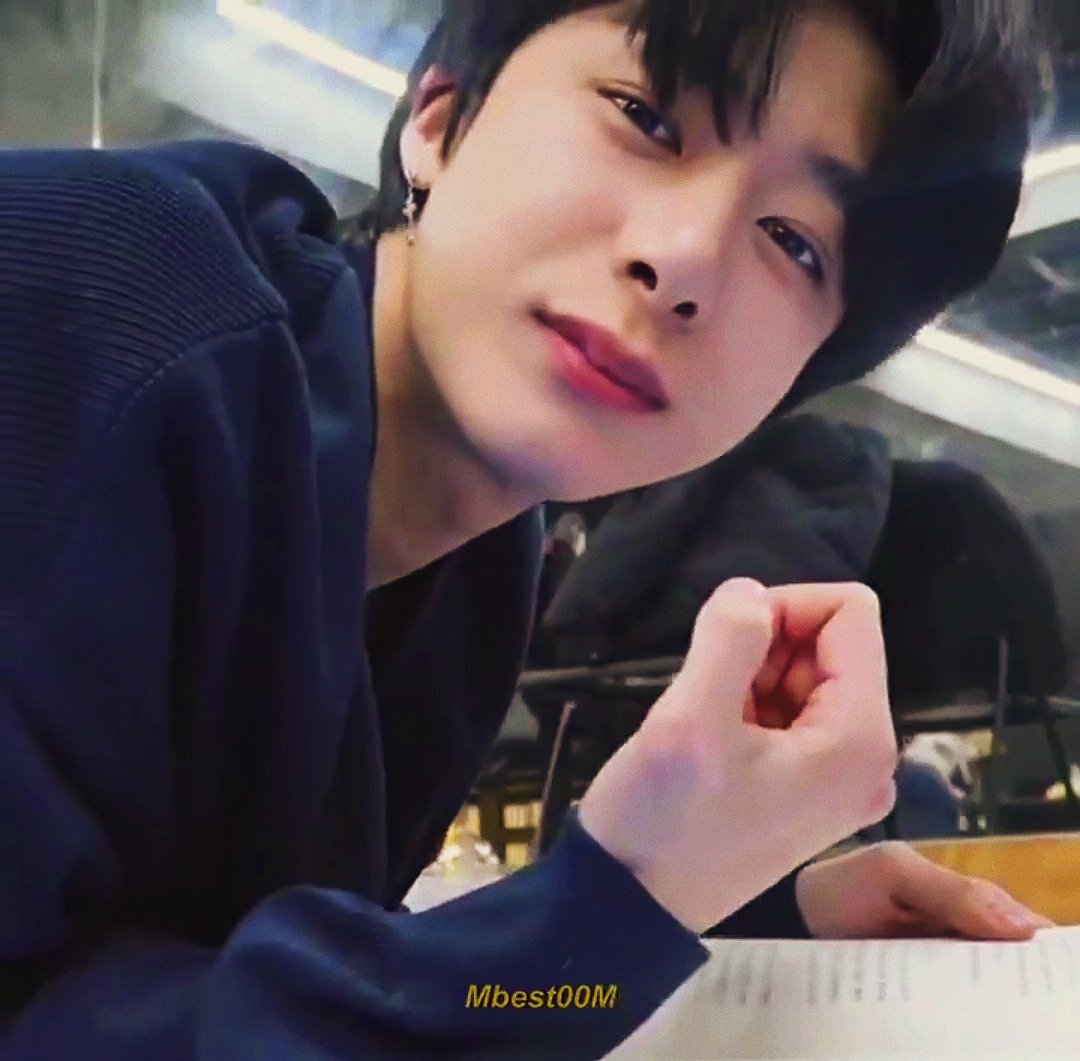 HyungwonThings's tweet image. pov: you're lay next to him while he read