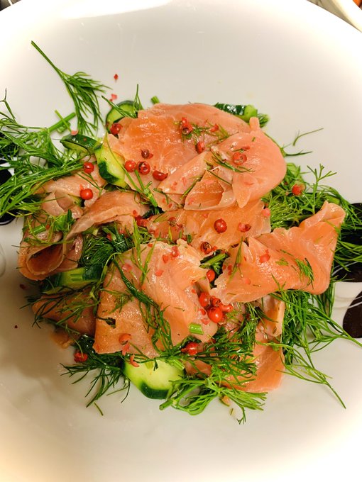 ごはん。サーモンとディルのサラダ。ピンクペッパーがアクセントです。
ワインビネガーとオリーブオイルでサッパリと夏向きなメニューです。 