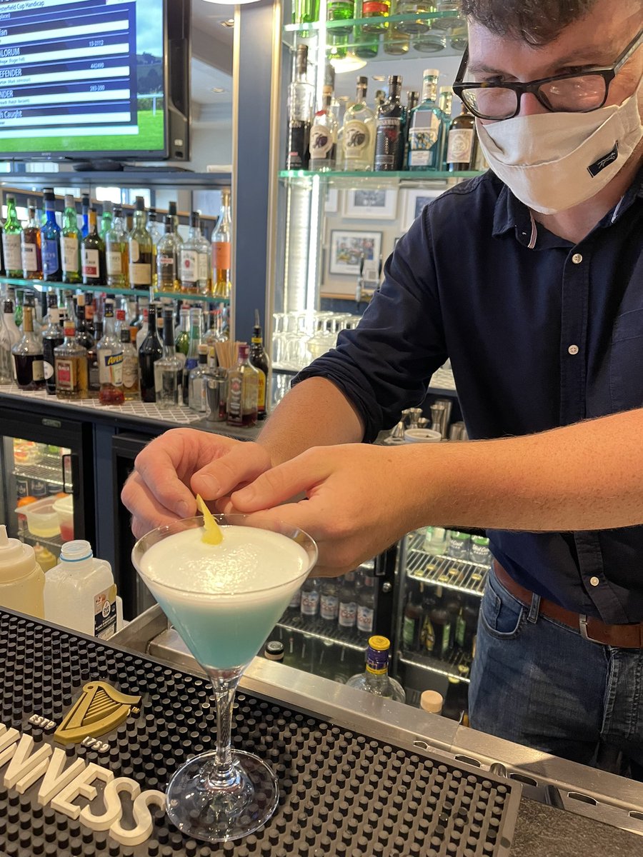 AdriaanBartels's tweet photo. A Mikeyโs Blue. #threewordtweet #CocktailoftheWeek @MikeyRyans #EveryoneBacktoMikeys https://t.co/KIUj2RefwR