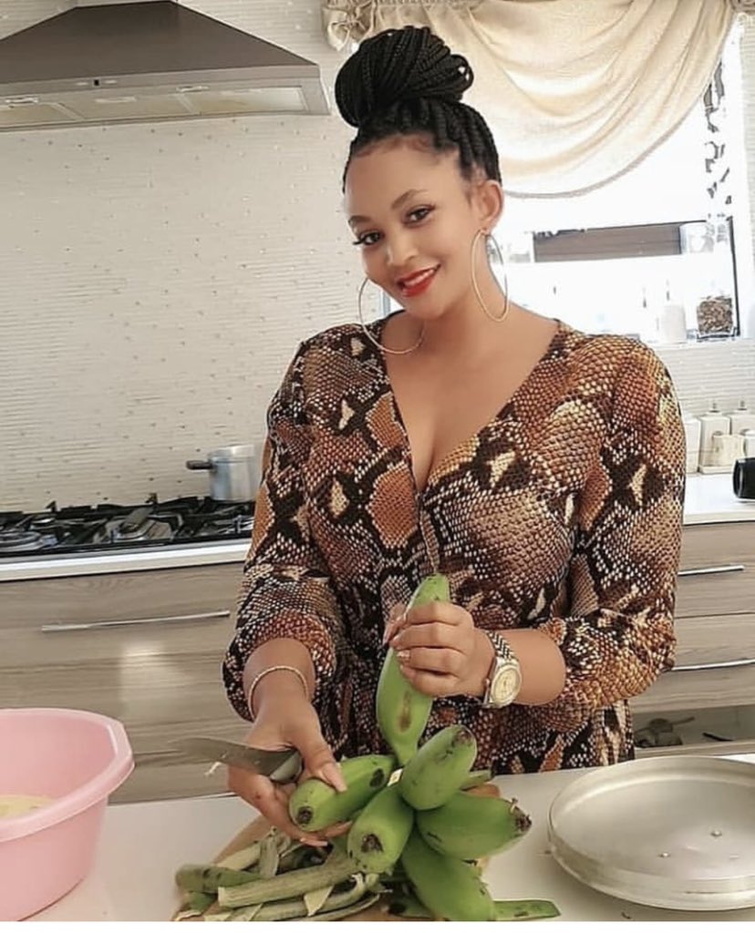 liquid256_amato's tweet photo. The way Zari is holding the matooke I stun, I can now tell why she's the boss lady.. https://t.co/RBUGTEgopD