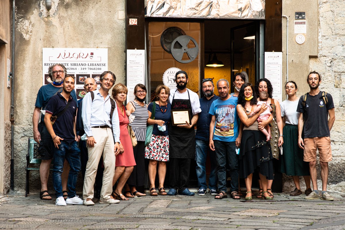 Abbiamo consegnato una targa a Samer, come ricordo del percorso che abbiamo fatto insieme e che ha portato all'apertura di Allora, il primo ristorante siriano libanese nato grazie ai fondi del progetto Capitale Rifugiato. <a href="/8x1000Valdese/">OttoperMille Valdese</a> <a href="/ConfesLiguria/">Confesercenti Regionale Liguria</a> #solidarietà #socialità
