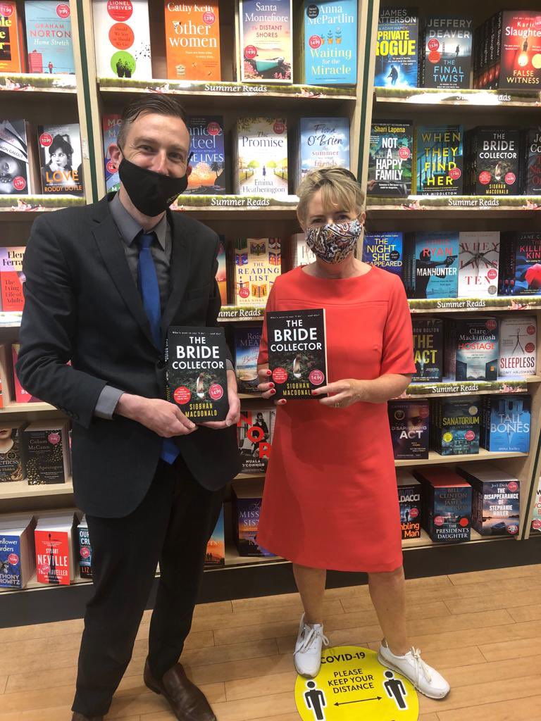 SiobhanMMacD's tweet photo. Having quite the day in Dublin, signing more copies of #TheBrideCollector and meeting more sunny booksellers. Shout-outs to Caron and Andrew in @easons, Brian in @DubrayBooks and Enda in @Hodges_Figgis. https://t.co/xEgI0IYgv0