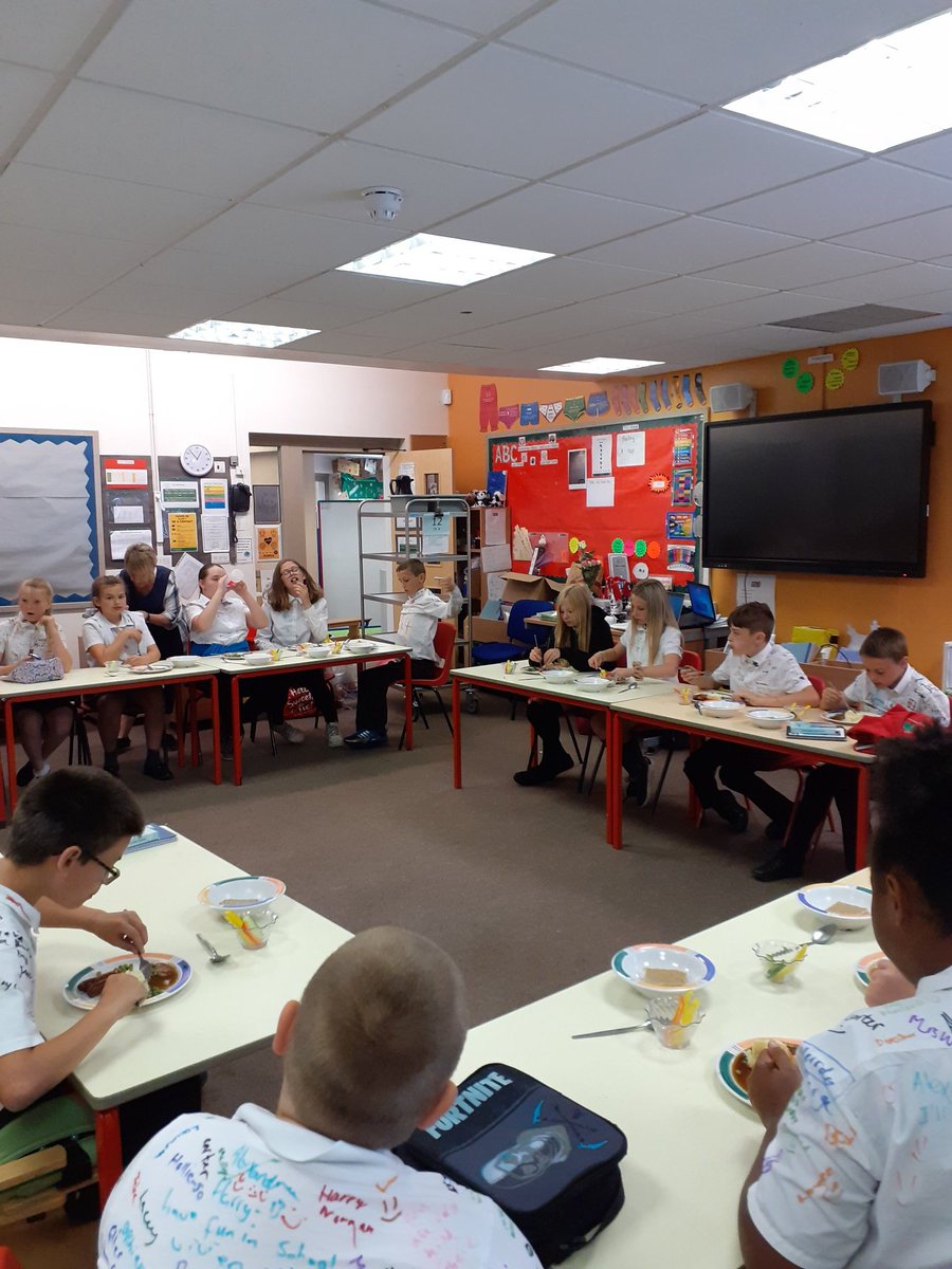 OakTree_Primary's tweet photo. The final lunch. https://t.co/8Hotjvv2Ik