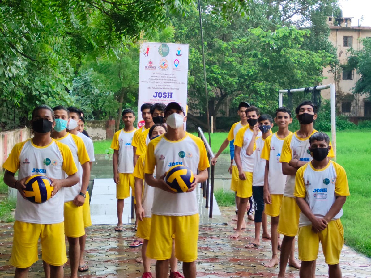 FoundationLadli's tweet photo. Engaging Young Boys in #Volleyball Training to divert them from #substanceabuse &amp; #Crimes under #YuvaJosh program by @dcp_southwest &amp; @FoundationLadli under #Nashamuktbharatabhiyaan supported by @NISD_India at PS @RkpuramP
@CPDelhi @MSJEGOI @PMOIndia @LtGovDelhi  @HMOIndia https://t.co/lVTWZHLMqw