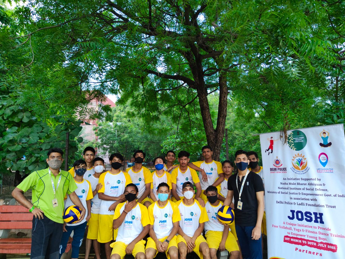FoundationLadli's tweet photo. Engaging Young Boys in #Volleyball Training to divert them from #substanceabuse &amp; #Crimes under #YuvaJosh program by @dcp_southwest &amp; @FoundationLadli under #Nashamuktbharatabhiyaan supported by @NISD_India at PS @RkpuramP
@CPDelhi @MSJEGOI @PMOIndia @LtGovDelhi  @HMOIndia https://t.co/lVTWZHLMqw