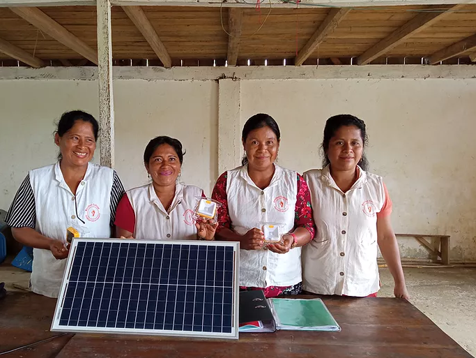 Ecooo_'s tweet photo. Ellas son Melania, Lucia, Esther y Cenaida.
En 2019 viajaron a la India para formarse en energía solar en @BarefootCollege
Hoy dan vida al proyecto #MamasSolares
¿Quieres apoyar su proyecto y conocer más sobre ellas de la mano de @j3mglobal? 👉🏽https://t.co/qNXYPX7rnZ https://t.co/uOeFYYBw9v