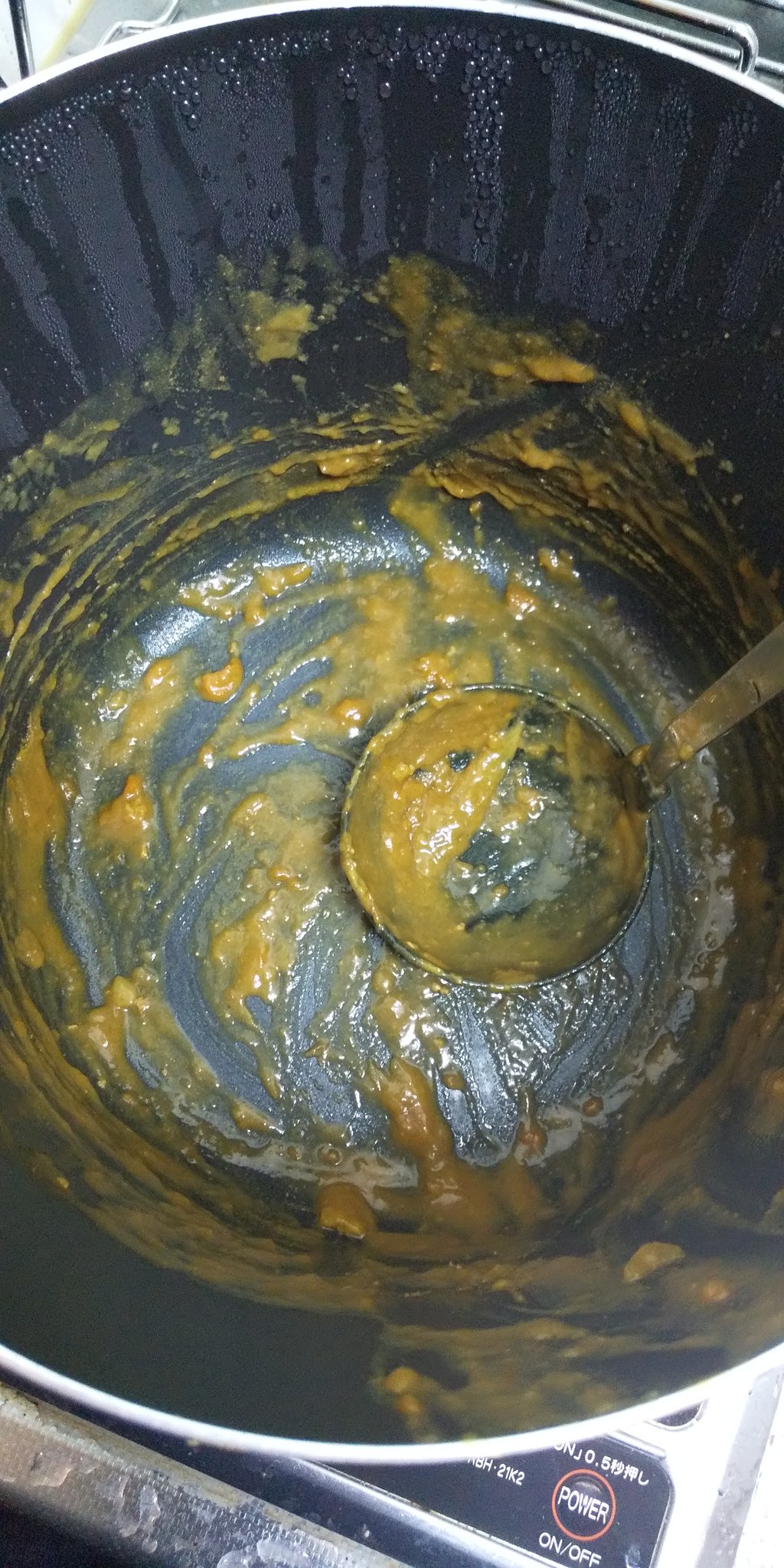 Aki 𓆲 カレーを作った鍋 を洗うのにお湯を沸騰させて そのお湯を捨ててキッチンペーパーで拭くと話題になりましたけど ご飯と卵を入れて加熱しながらかき混ぜると 鍋にこべり付いた カレーを綺麗に絡め取ってくれるし流しに油を流すことなく最後まで美味しく
