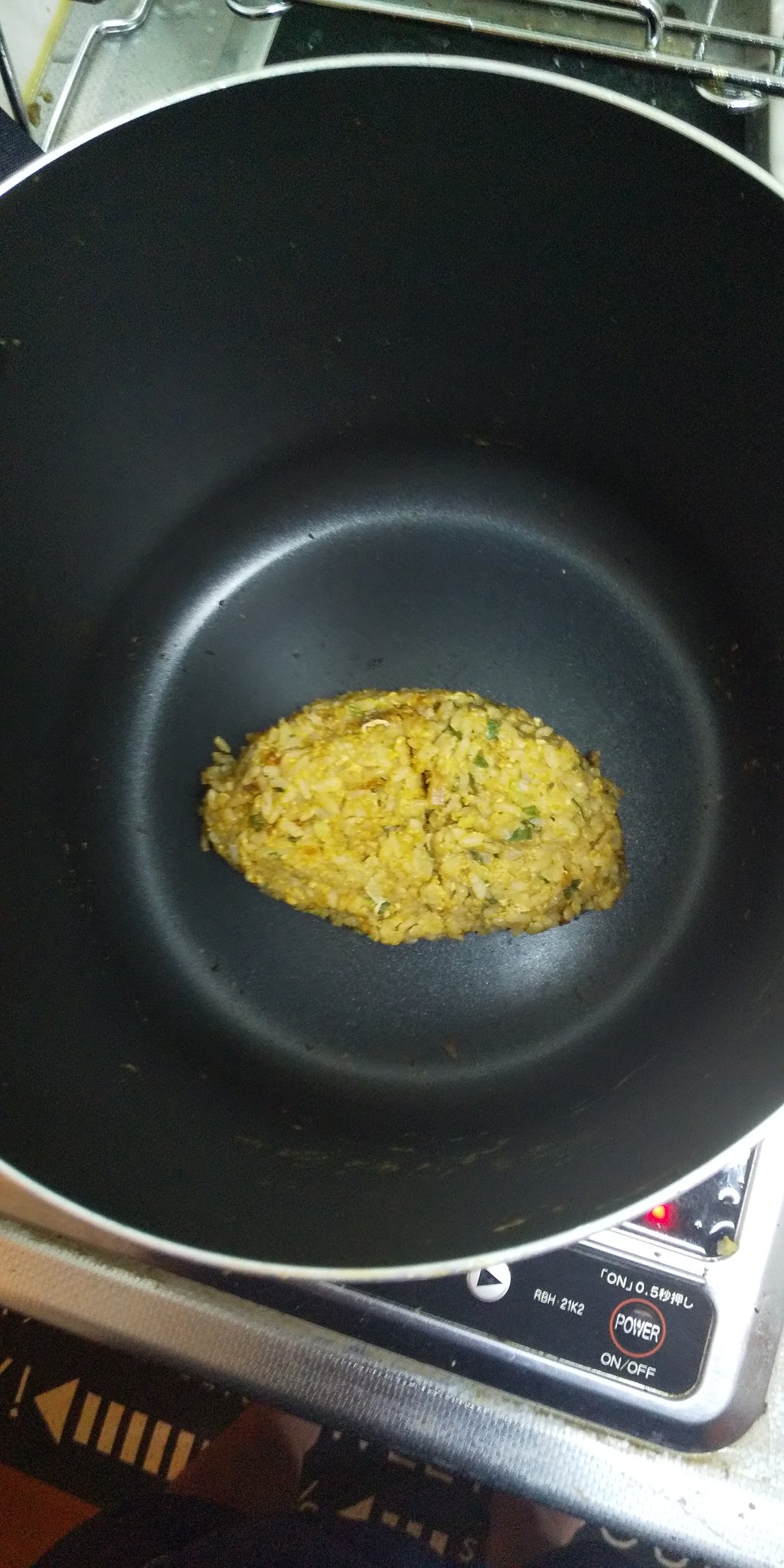 Aki 𓆲 カレーを作った鍋 を洗うのにお湯を沸騰させて そのお湯を捨ててキッチンペーパーで拭くと話題になりましたけど ご飯と卵を入れて加熱しながらかき混ぜると 鍋にこべり付いた カレーを綺麗に絡め取ってくれるし流しに油を流すことなく最後まで美味しく