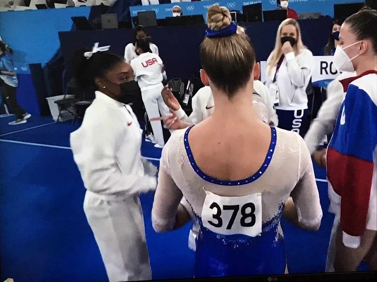 olivigua's tweet photo. Que bonito Simone Biles felicitando a las rusas 👏👏👏👏👏USA ROC Lo mejor del día https://t.co/rKLNPen1Y2