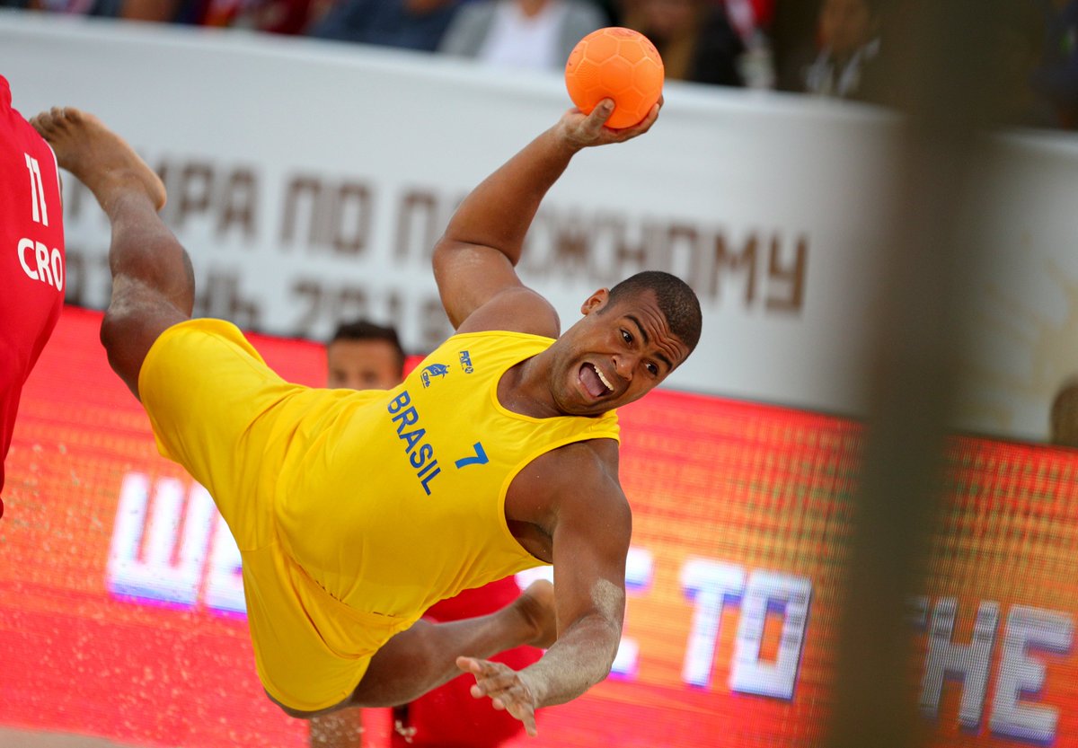 ElHuffPost's tweet photo. Las diferencias de vestuario masculino y femenino en balonmano playa https://t.co/amu9tySDiy