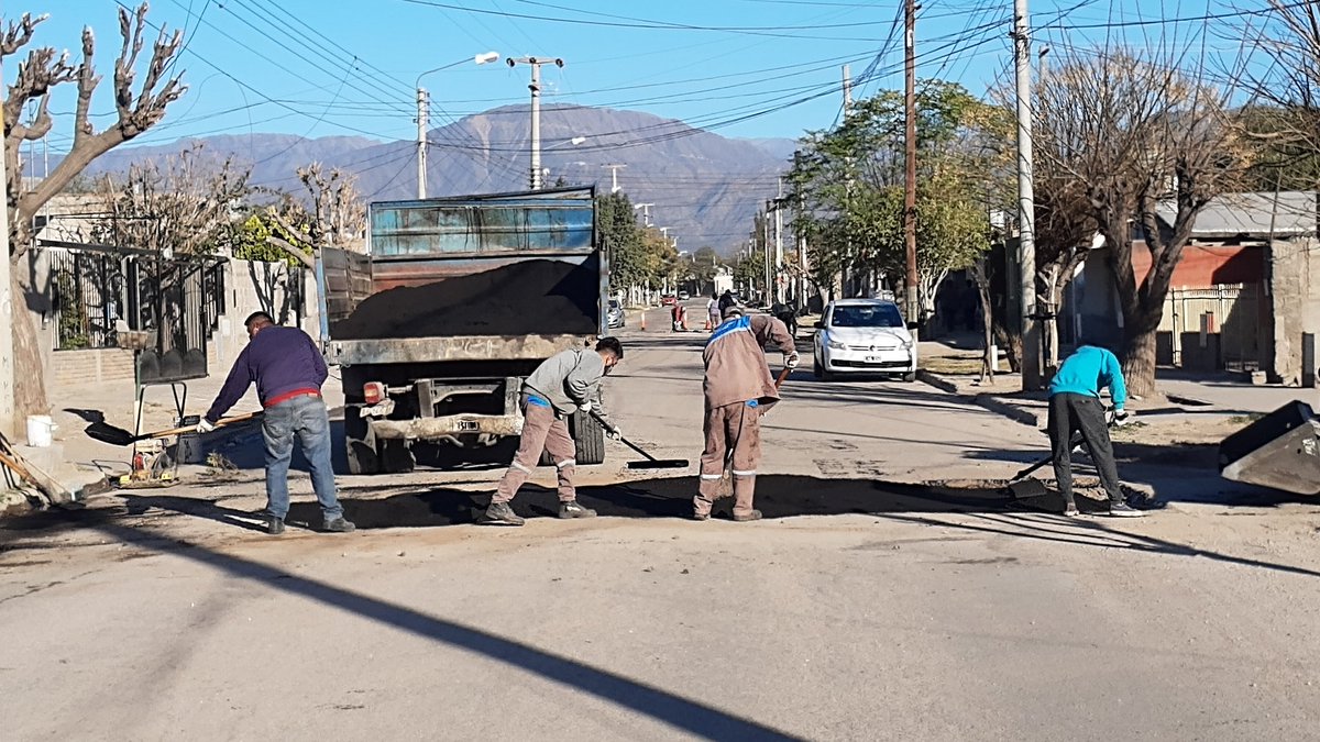 VilteDani's tweet photo. Bacheo, calle Guillermo Iribarren barrio 20 de Mayo la @municipalidadlr te cuida. @ines_byd @SecretariaGobLR @SsPublicosLR @municipalidadlr @CeparNorte https://t.co/A5Gl2GtFZj