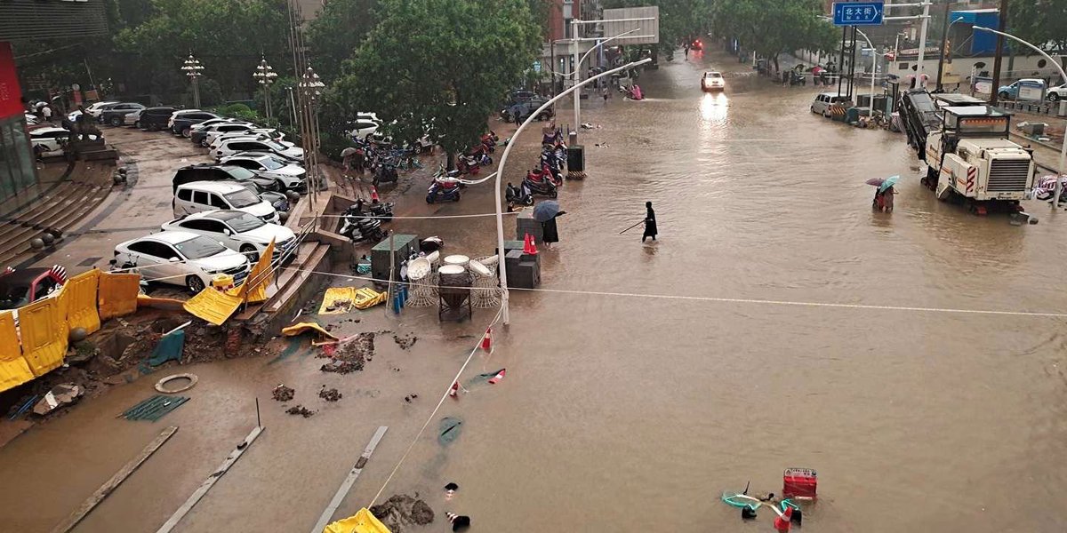 EntregaPl's tweet photo. Zhengzhou skąd odchodzą pociągi operatora ZIH (Zhengzhou - Hamburg) zostało zalane https://t.co/ZZj95pOTpv