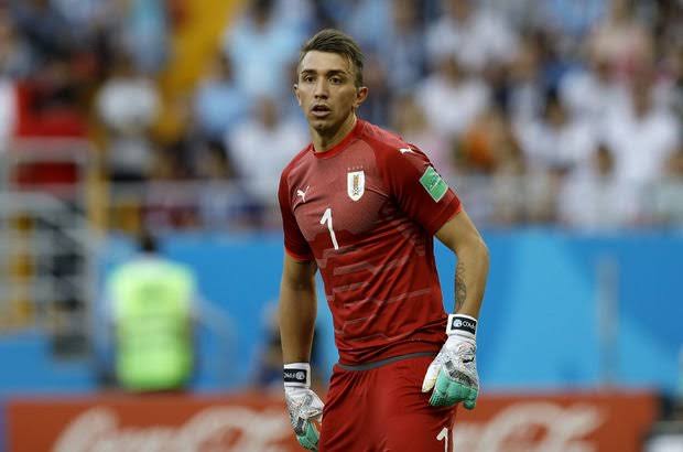 Muslera gemileri yaktı. "Ya bırakın Beşiktaş'a gideyim ya da kadro dışı bırakın maçlara çıkmayacağım."

Fatih Terim: Çok mu seviyorsun Sergen hocanı.

Muslera: Evet

(Uruguay'ın sesi)