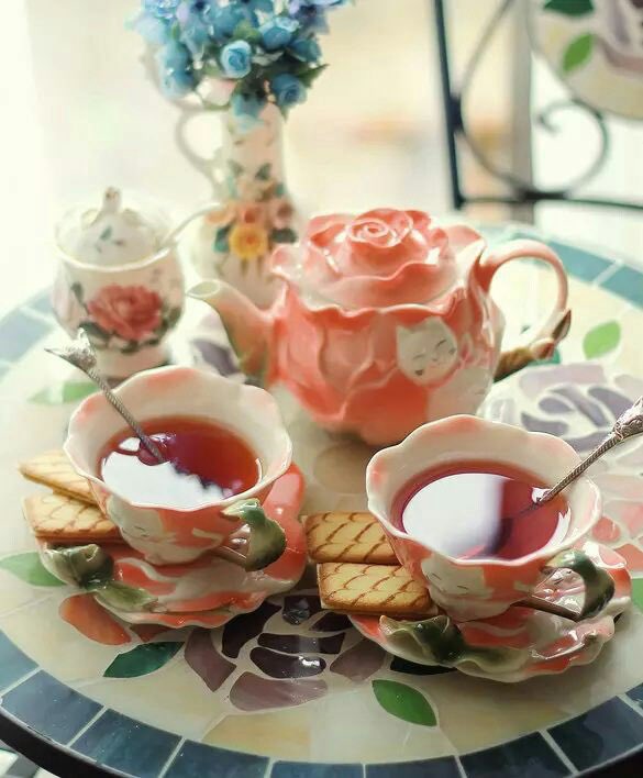 Чаепитие. Чаепитие. Доброе утро чашка чая. Чай с пирожными. Чай с булочкой.