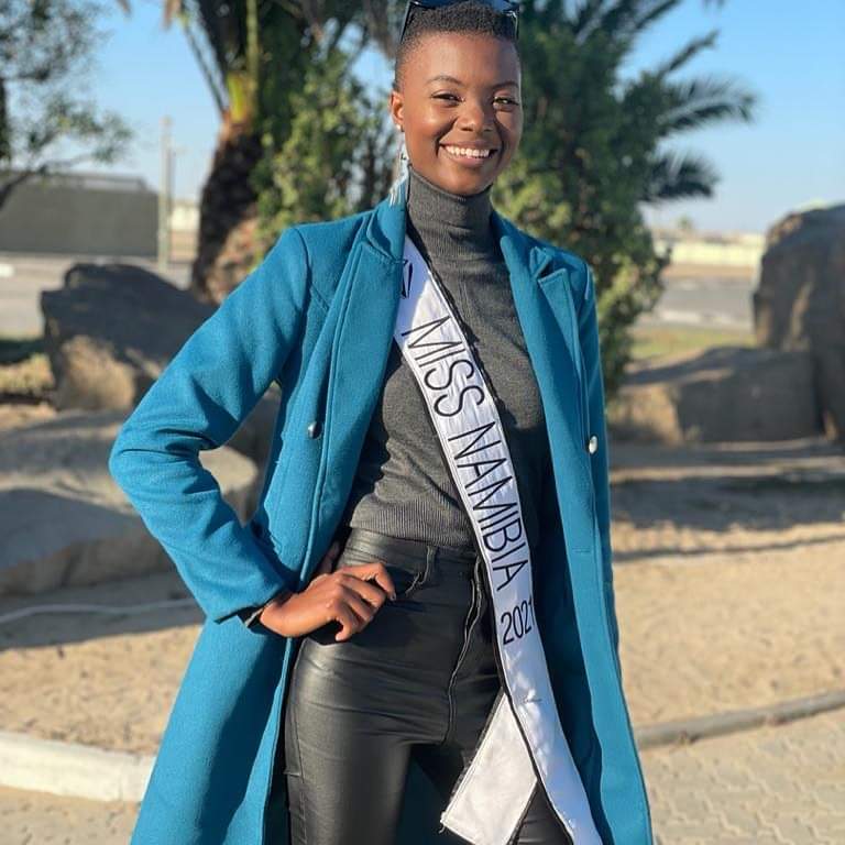 missnamibia2026's tweet photo. Miss Namibia 2021 Chelsi Shikongo accompanied Michelle McLean and the Mayor of Swakopmund to donate and give food to the people of DRC in Swakopmund who lost their homes to a fire in the informal settlement DRC in Swakopmund.

#missnamibia2021 https://t.co/tmDcfBIatO