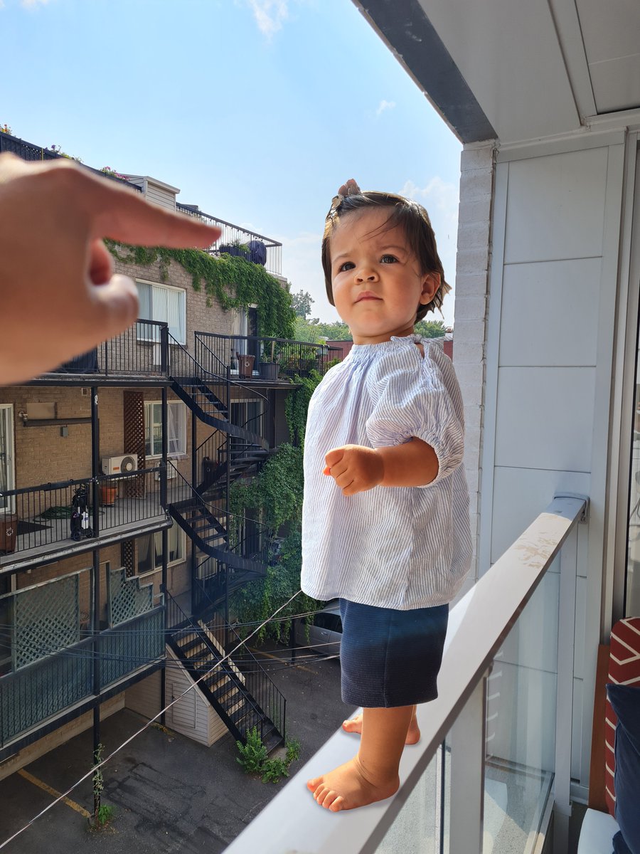 Negi__kun's tweet image. Des amis nous on demandé de nous occuper de leur fille pendant une journée.
De temps en temps je leur envoyait des nouvelles en photo, genre "tout va bien, elle s'amuse tranquillement sur le balcon".
#Babysitting