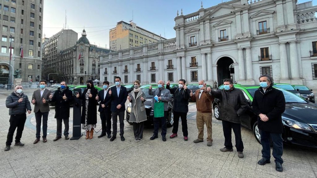 Gran día para la electromovilidad en 🇨🇱⚡️ Hoy entregamos los primeros 50 vehículos de #MiTaxiEléctrico, programa que sumará más movilidad eléctrica al transporte público menor del país. Esto permitirá contar con ciudades más limpias y traerá grandes ahorros para los taxistas.