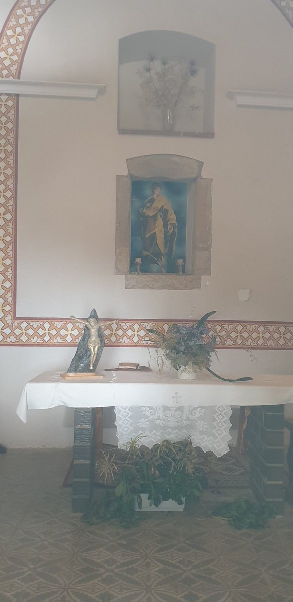 farsiotdufeanc1's tweet photo. L'han utilitzat com talaia o lloc defensiu. La primera ermita era romànica del sXII, la segona renaixentista i l'actual del 1877, es petita i senzilla, campanar d'espadanya, carreus a les cantonades dos amb inscripcions, al 1952 va ser restaurada. https://t.co/dXQNdSTCxy