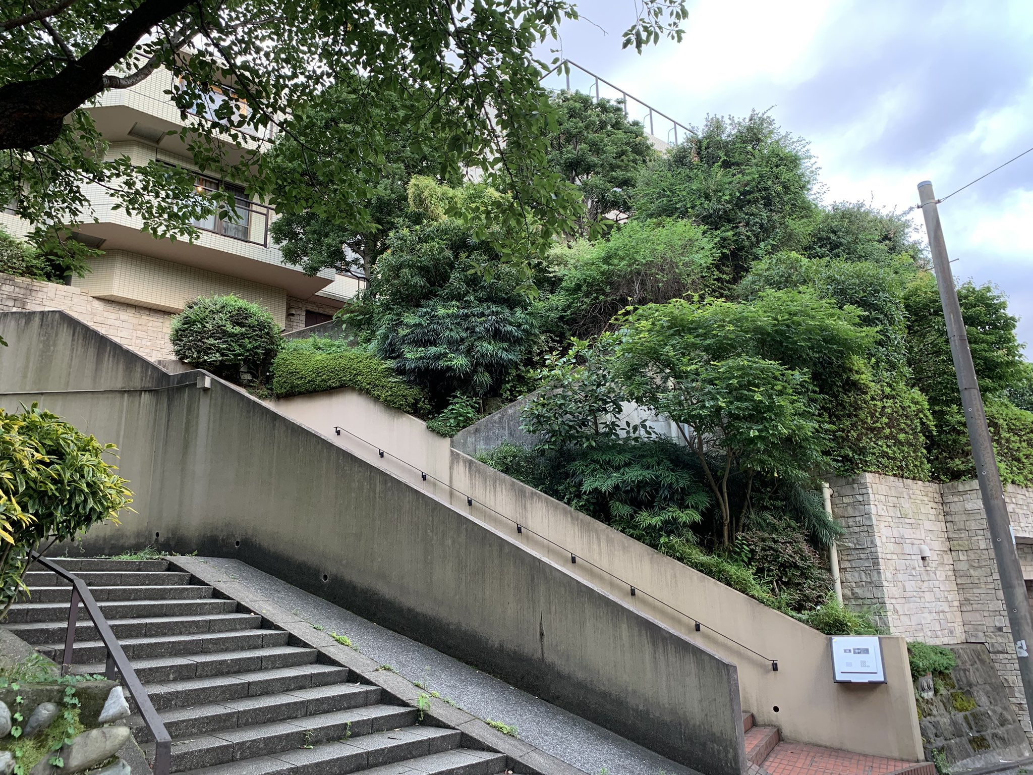 在華坊 そして 元町公園 至近のマンション リアージュヤマテエイト 全8室100平米超 リノベ済み 外国人向け高級アパートメント水準 水着の上にバスローブだけ羽織った外国人親子が 元町公園プールのナイターに向かうのを見たことがある いつか住みたい