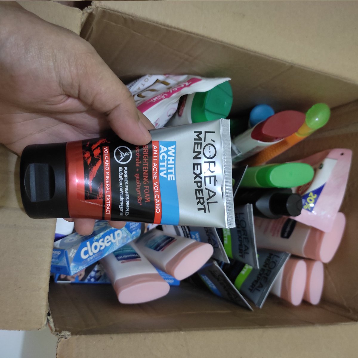 abang_gembull's tweet photo. Gw tuh impulsif banget, suka beli product discount.. Tapi akhirnya kebanyakan dan ga kepake juga, ada yg mau gak sih? Retweet aja trus comment mau, ntar gw undi 3 orang pake random picker buat dapetin beberapa product.. Tapi yg di area Jawa aja guys biar ongkirnya ga mahal :") https://t.co/da77lxz8Vo