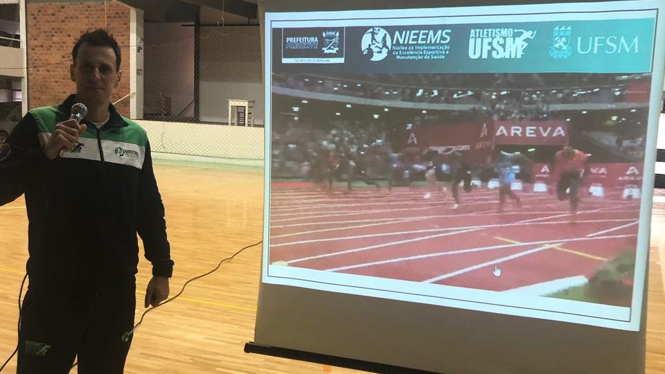 UFSM_oficial's tweet photo. O polo do atletismo da #UFSM em São Sepé teve uma atividade inaugural na última quinta-feira (22), no Ginásio Esportivo Municipal.
O coordenador do #NIEEMS, do #CEFD, Luiz Fernando Cuozzo Lemos, realizou uma palestra sobre atletismo.
https://t.co/CVKcSFGKKL https://t.co/wUxrEY6Jgr