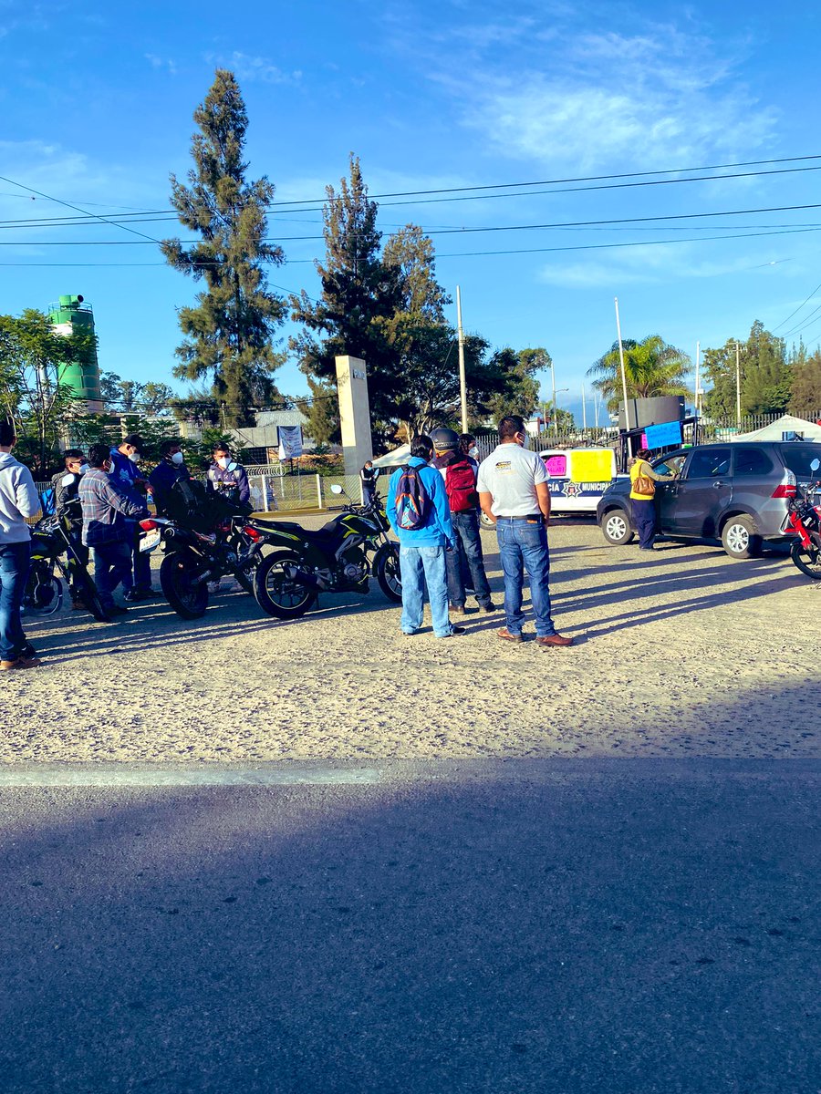 joseefrensando's tweet photo. El @Pimo_2000 bloqueado, mucha de mano de obra parada el día de hoy, al igual que trailers y toda la derrama que esto genera. Una patrulla del municipio de Magdalena Apazco atravesada con carteles. #ParqueIndustrial https://t.co/rszz4trMrY