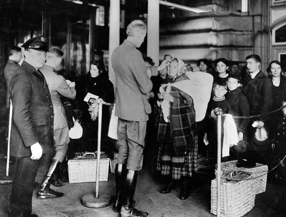 กฎของการขึ้นเรือสำหรับผู้โดยสารชั้นสามคือต้องสอบวัดสมรรถภาพและสุขภาพร่างกาย โดยทีมแพทย์ประจำเรือเป็นผู้ตรวจรายคน หลักๆก็จะเป็นการตรวจหาเห็บเหา และโรคติดต่อ คุณคิดว่าตัวคุณไม่มีทั้งโรคและเห็บ แต่นั่นเพราะคุณไม่เคยไปตรวจเลยตั้งแต่เกิดมา— ปกติของคนธรรมดาที่เข้าไม่ถึงโรงพยาบาล (3)