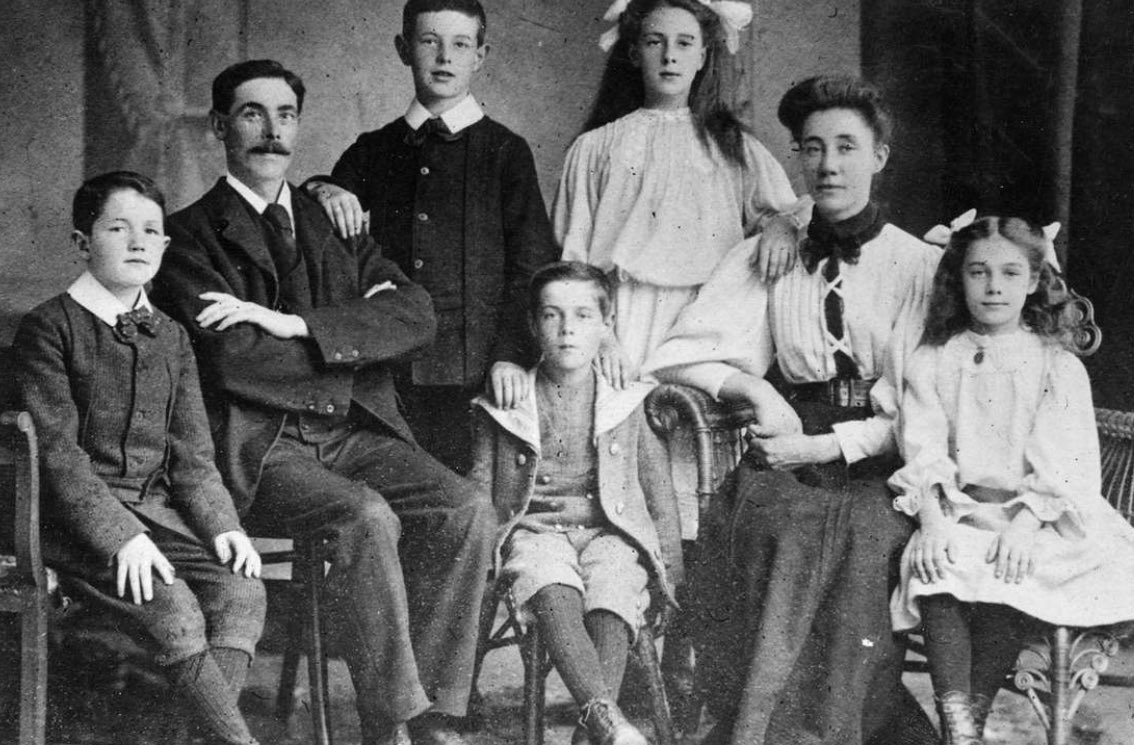 เรือไททานิคจอดเทียบท่าเป็นระยะๆ ทั้งที่เชียร์เบิร์ก, ฝรั่งเศส, ไอร์แลนด์ ทำให้คุณได้พบเพื่อนใหม่จากกว่า 33 ประเทศรอบโลก— เป็นสิ่งดีๆที่คนจากชั้นหนึ่งและชั้นสองไม่มีวันได้สัมผัส

มีทั้งชาวกรีซ ซีเรีย อาร์เมเนีย เลบานอน สวีดีช เบลเยี่ยม และอื่นๆด้วย เจ๋งไปเลย! (5)