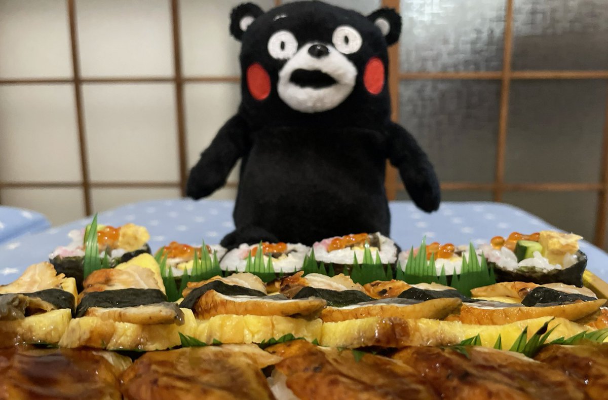 03monsuki's tweet image. #IPv6 #アイピーブイロク #InternetProtocolVersion6 に自宅のプロバイダが対応してるというので色々したら #IPv4 が無理になり、うんざりで、#鰻 を食べたいけど夜で店もなく近くのスーパーお惣菜で #鰻づくし。
 #くまモン君 が泳げそうな鰻の海〜
手がこんでる〜。ウナタマとくに美味しい。