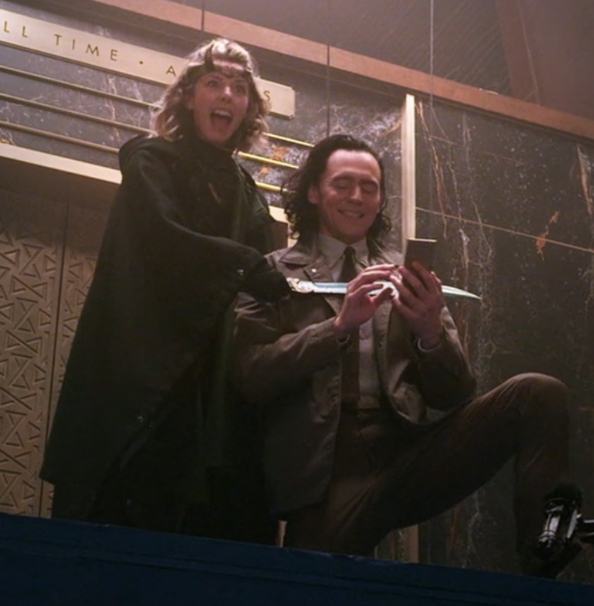 CritterOfHabit's tweet photo. Looked like he was trying to take a selfie #Loki https://t.co/q9WgIC9jKH