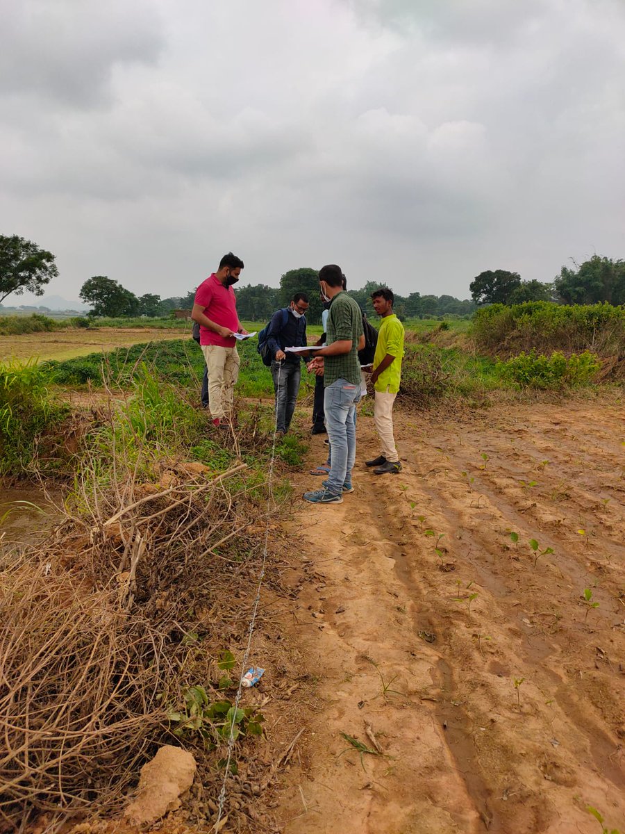 jhpameenasso's tweet photo. छात्रों द्वारा अमानत सर्वे का फील्ड ट्रेनिंग कांके के होचर बस्ती में प्रशिक्षण प्राप्त करते हुए। https://t.co/RUi9F33PIB
