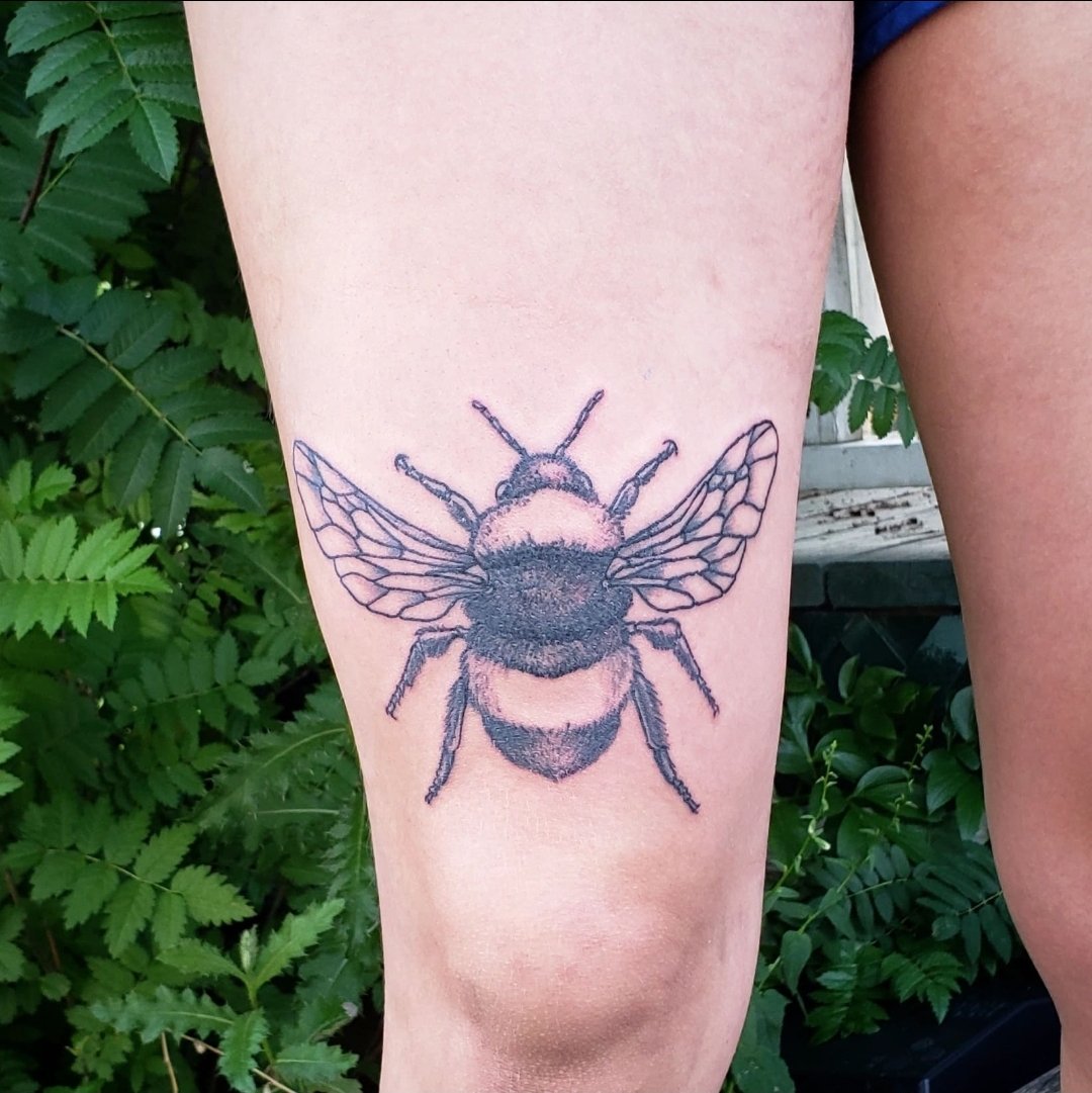 Bee's knee, for Alyvia 🖤🐝

#BlackWorkTattoo #BeeTattoo #ElisaShigehiroArt #ElisaShigehiro #SpinsterTattoo #BishopRotary #AtticusTattoo #CalgaryTattooArtist