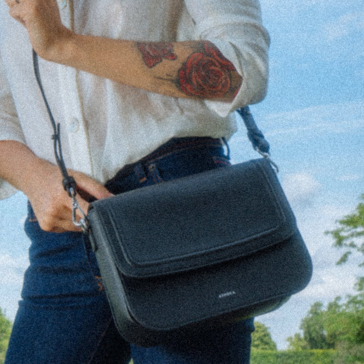 Conçu pour devenir votre sac inséparable, le Brigitte Couture noir est entièrement cruelty free. Fabriqué en apple skin,  matière bio sourcée issue de déchets de pommes.
Saviez-vous qu'Ashoka Paris était la première marque française à avoir utilisé cette matière révolutionnaire ?