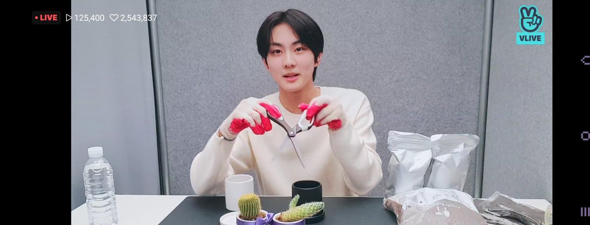 ilandflaikee's tweet photo. Oh noo cutting injang hhahaha cutieeee yang leader, injangiee and gardenn https://t.co/dVsTdkdgIT