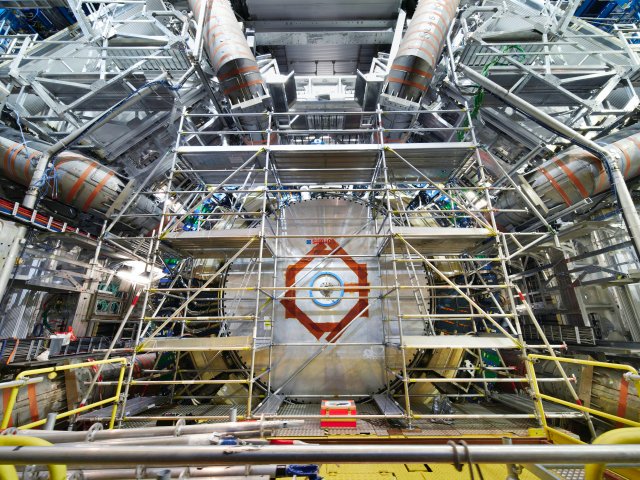 UniSiegen's tweet photo. Am #CERN werden die Schlüsselfragen der #Elementarteilchenphysik untersucht. Mit dabei sind auch in den kommenden Jahren PhysikerInnen der Uni Siegen. Die Beteiligung am #ATLAS-Projekt wurde verlängert.  https://t.co/urmhVcAIt6

(Foto: CERN) https://t.co/2mJfWtBJ3G