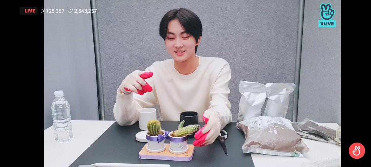 ilandflaikee's tweet photo. Oh noo cutting injang hhahaha cutieeee yang leader, injangiee and gardenn https://t.co/dVsTdkdgIT