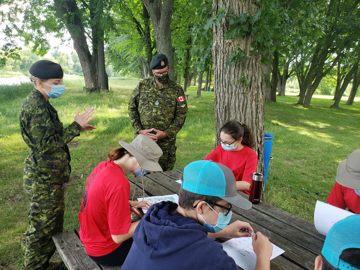 CmdtURSCE's tweet photo. Adjuc Roger et moi sommes à Victoriaville avec les cadets du PAC. Bel apprentissage de cartes &amp; boussole avant une activité de géocaching.

CWO Roger and myself are at Victoriaville with CAP's cadets. Great learning of maps &amp; compass before a geocaching activity. https://t.co/UhiX20I2xy