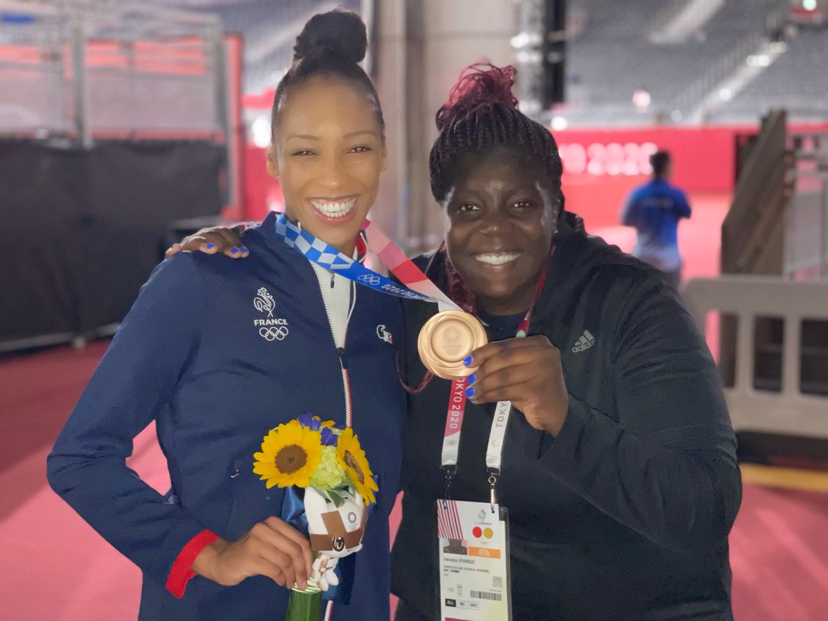 GwladysEpangue's tweet photo. “La fille à la voix douce qui parlait avec ses pieds”
19 ans, médaillée olympique, tu rends fier le taekwondo français avec cette médaille de bronze qui vaut de l’or.
Je demande ici un maximum de ❤️ et de RT pour  Althéa Laurin s’il vous plaît🥉🙏
@EquipeFRA https://t.co/xoLqhtx54f