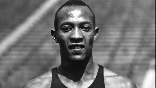 бегун джесси оуэнс. джесси оуэнс биография. олимпийские игры 1936 джесси оуэнс. ларри тренер джесси оуэнса. джесси оуэнс биография.