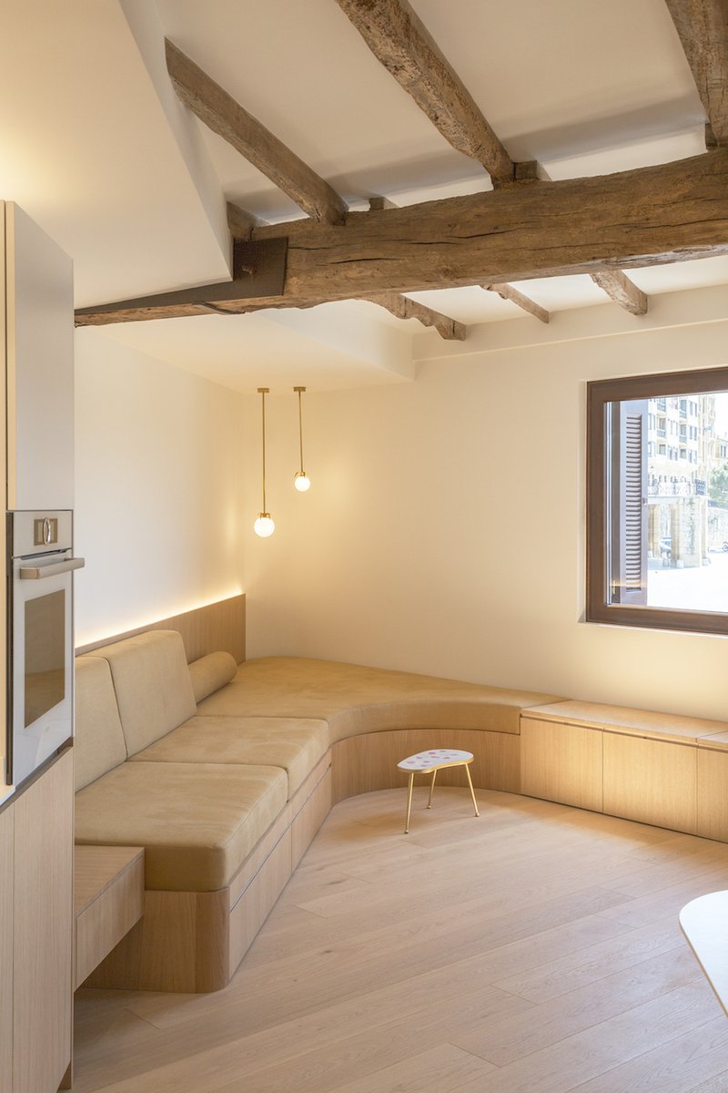 En pleno corazón de San Sebastián, en el puerto,  esta vivienda transmite la calidez gracias
al uso de la madera  formando con ella en líneas minimalistas y las curvas.